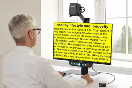 Person looking at high contrast text on the Luna Eye screen